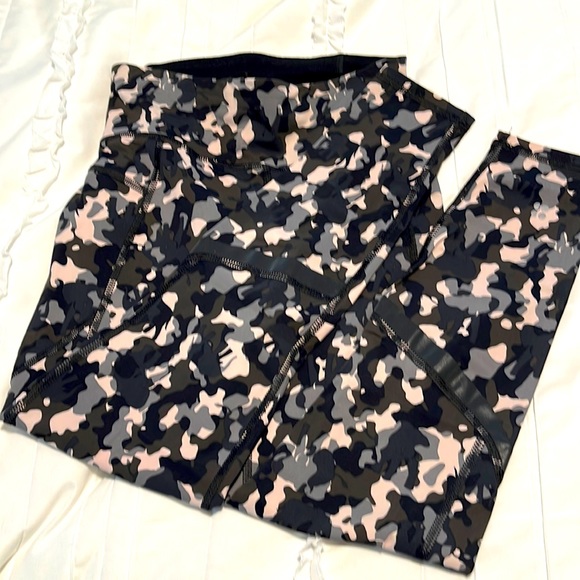 EUC Sweaty Betty 7/8 Zero Gravity Running legging Green Camo Print - Size XS - Picture 4 of 7